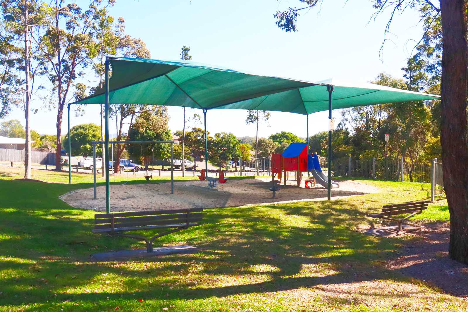 Waverly Drive Park: A Cosy Suburban Playground